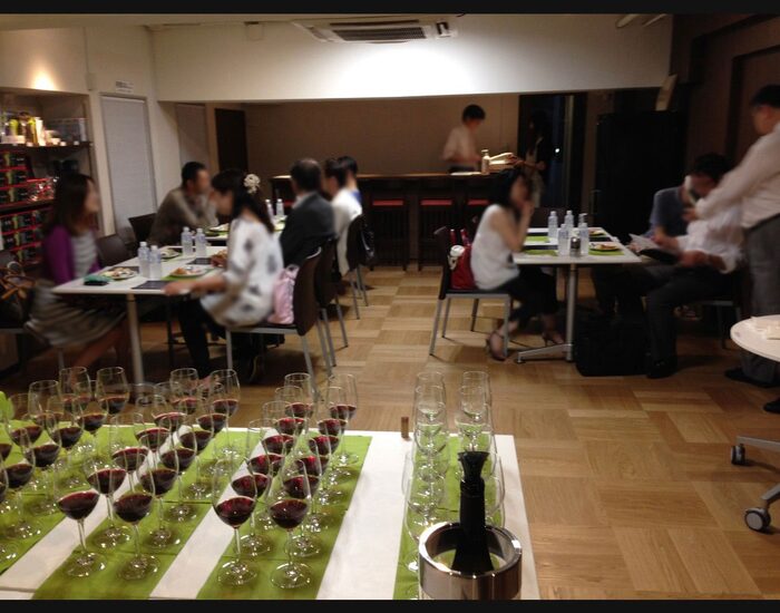 ワイングラスを持ち寄り歓談するワインイベントの様子